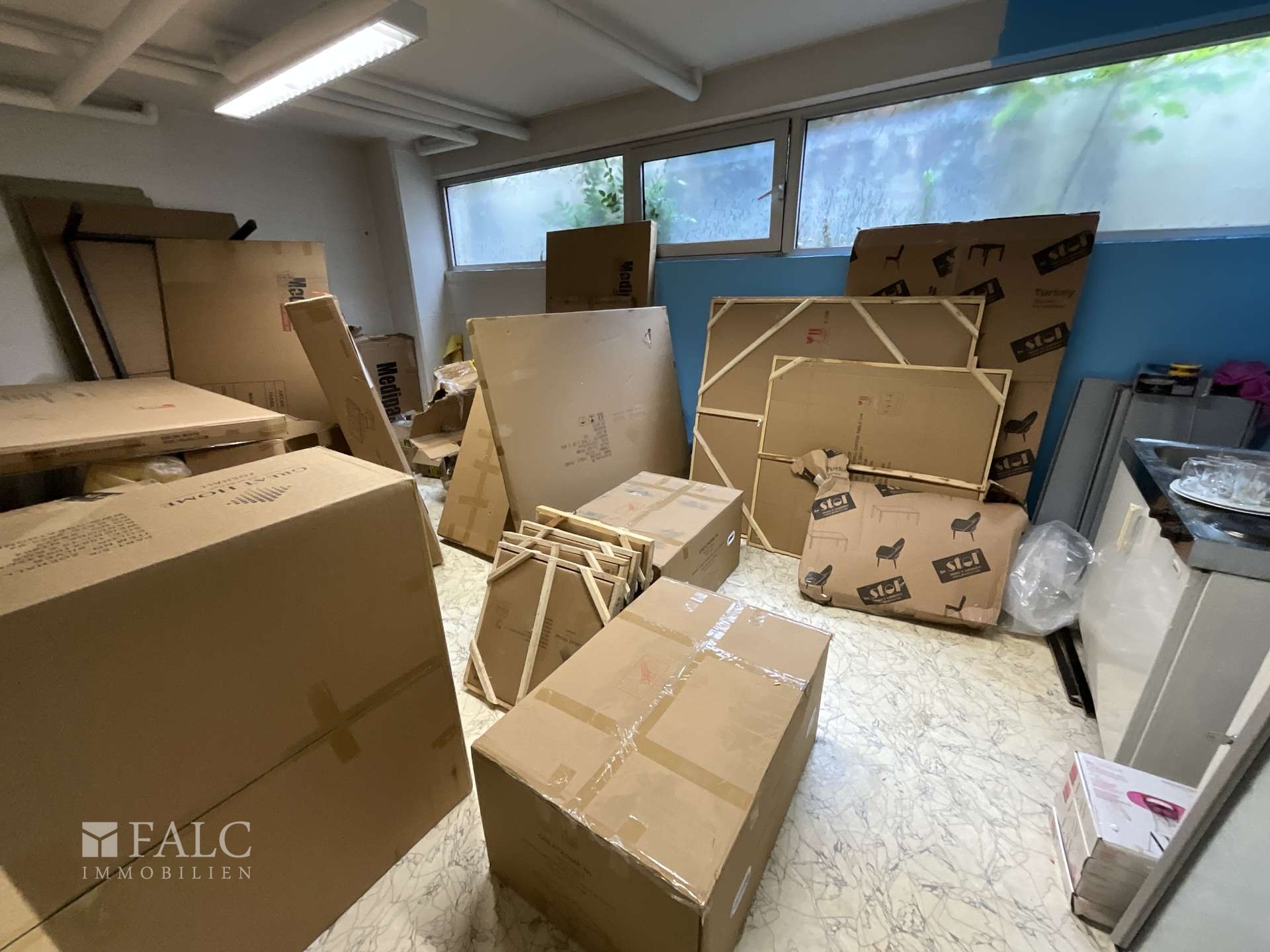 Lagerraum mit Küchenzeile